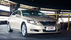 Lexus GS450H hybrid front right side view